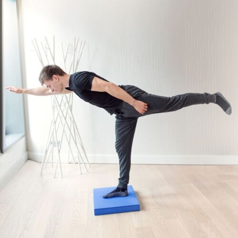 Sport si Outdoor - Accesorii si echipamente sportive - Accesorii antrenament si tabele tactice - Pad pentru echilibru Navaris, 50 x 39 x 6,5 cm, albastru, 44382.04 - Infinity.ro