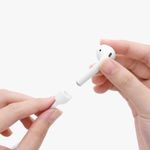 TV, Audio-Video si Foto - Portabile audio - Casti audio - Curea pentru casti Apple AirPods 3/AirPods 2/AirPods Pro, Kwmobile, Alb, Silicon, 56992.02 - Infinity.ro