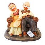 Casa si Gradina - Decoratiuni - Obiecte decorative - Accesorii decorative - Statueta decorativa, Mos si o Baba dormind pe canapea, maro, 11 cm, 1317G - Infinity.ro