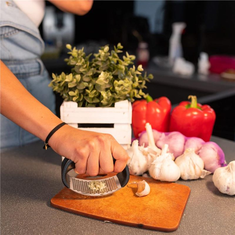 Casa si Gradina - Bucatarie si vesela - Ustensile bucatarie - Prese si storcatoare manuale - Zdrobitor de usturoi Springos, presa manuala, 10.5 x 5.3, negru/gri - Infinity.ro