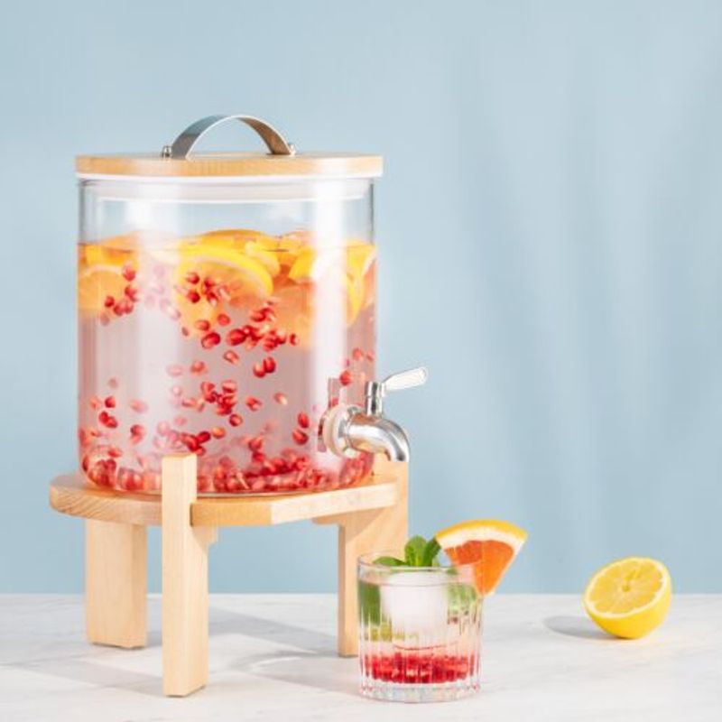 Casa si Gradina/Bucatarie si vesela/Accesorii bar/Carafe si decantoare - Dozator de bauturi din sticla Navaris cu robinet si stand, 5 l, Maro, 46785.04 - Infinity.ro