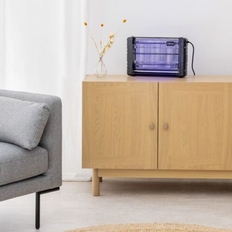 Casa si Gradina - Gradinarit si plante - Intretinere gradina - Articole daunatori gradina - Lampa UV pentru insecte 4000V, 80 m2, Kwmobile, Negru, Plastic, 53414.01 - Infinity.ro