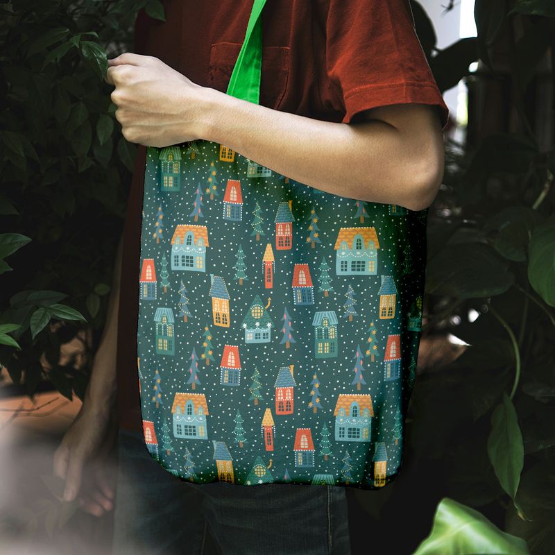 Fashion, accesorii si bijuterii - Femei - Accesorii femei - Genti si rucsacuri femei - Geanta Handmade Tote Liner cu Captuseala, Ninge in Cartier de Craciun, Multicolor, 43x37 cm - Infinity.ro