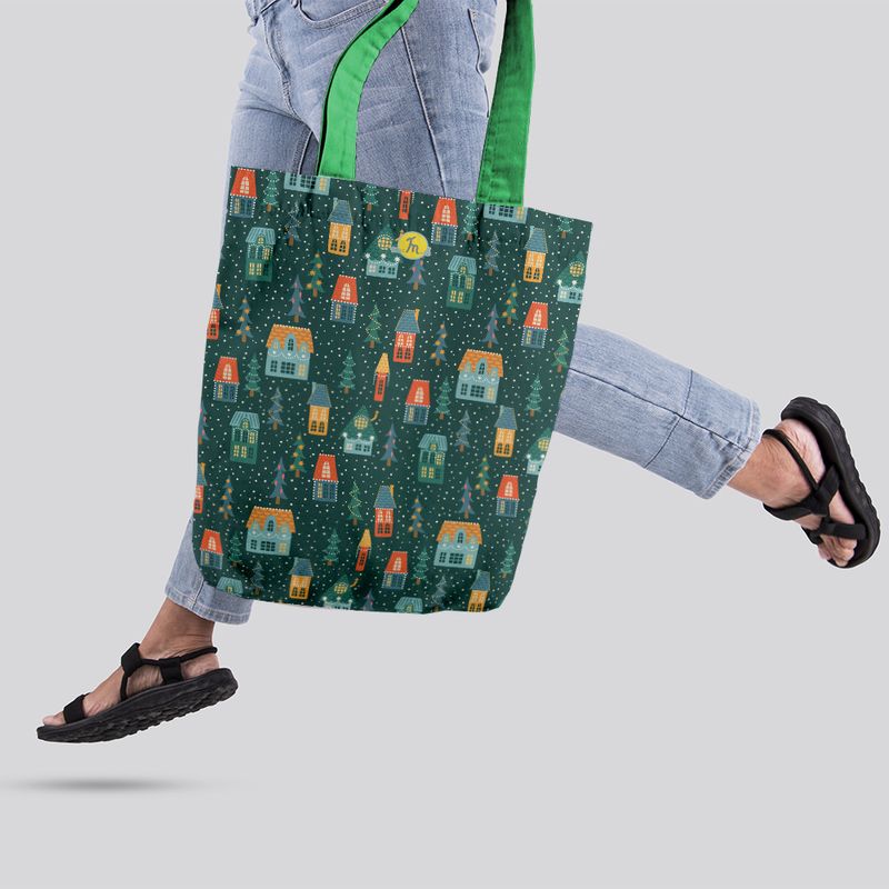 Fashion, accesorii si bijuterii - Femei - Accesorii femei - Genti si rucsacuri femei - Geanta Handmade Tote Liner cu Captuseala, Ninge in Cartier de Craciun, Multicolor, 43x37 cm - Infinity.ro