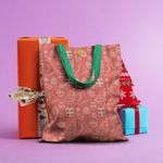 Fashion, accesorii si bijuterii - Femei - Accesorii femei - Genti si rucsacuri femei - Geanta Handmade Tote Basic, Pattern cu Cadouri in Culoarea Craciunului, Multicolor, 43x37 cm - Infinity.ro