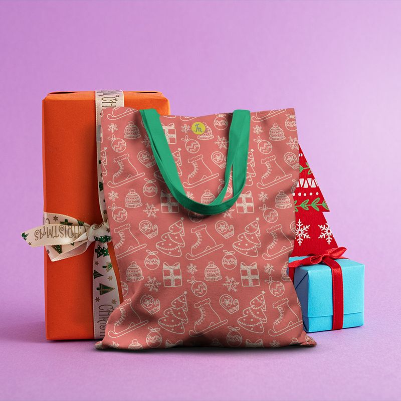 Fashion, accesorii si bijuterii - Femei - Accesorii femei - Genti si rucsacuri femei - Geanta Handmade Tote Basic, Pattern cu Cadouri in Culoarea Craciunului, Multicolor, 43x37 cm - Infinity.ro