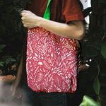 Fashion, accesorii si bijuterii - Femei - Accesorii femei - Genti si rucsacuri femei - Geanta Handmade Tote Liner cu Captuseala, Pattern de Craciun cu Plante, Multicolor, 45x37 cm - Infinity.ro