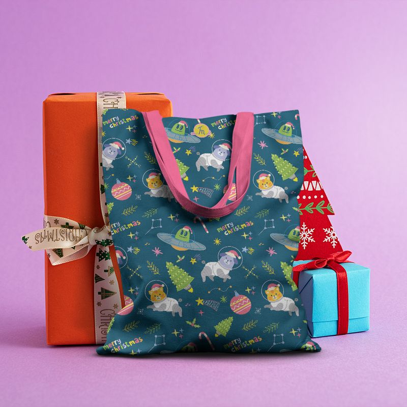 Fashion, accesorii si bijuterii - Femei - Accesorii femei - Genti si rucsacuri femei - Geanta Handmade Tote Basic, Extraterestii pregatiti de Craciun, Multicolor, 43x37 cm - Infinity.ro