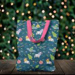 Fashion, accesorii si bijuterii - Femei - Accesorii femei - Genti si rucsacuri femei - Geanta Handmade Tote Liner cu Captuseala, Extraterestii pregatiti de Craciun, Multicolor, 43x37 cm - Infinity.ro