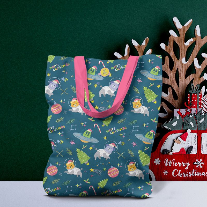 Fashion, accesorii si bijuterii - Femei - Accesorii femei - Genti si rucsacuri femei - Geanta Handmade Tote Liner cu Captuseala, Extraterestii pregatiti de Craciun, Multicolor, 43x37 cm - Infinity.ro