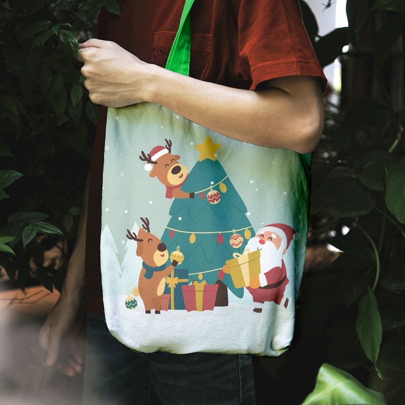 Fashion, accesorii si bijuterii - Femei - Accesorii femei - Genti si rucsacuri femei - Geanta Handmade Tote Liner cu Captuseala, Renii si Mos Craciun Impodobesc Bradul, Multicolor, 43x37 cm - Infinity.ro