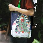 Fashion, accesorii si bijuterii - Femei - Accesorii femei - Genti si rucsacuri femei - Geanta Handmade Tote Liner cu Captuseala, Animale care Impodobesc Bradul cu Mos Craciun, Multicolor, 43x37 cm - Infinity.ro