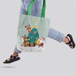 Fashion, accesorii si bijuterii - Femei - Accesorii femei - Genti si rucsacuri femei - Geanta Handmade Tote Liner cu Captuseala, Renii si Mos Craciun Impodobesc Bradul, Multicolor, 43x37 cm - Infinity.ro