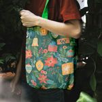 Fashion, accesorii si bijuterii - Femei - Accesorii femei - Genti si rucsacuri femei - Geanta Handmade Tote Liner cu Captuseala, Globuri si Cadouri de Craciun, Multicolor, 45x37 cm - Infinity.ro