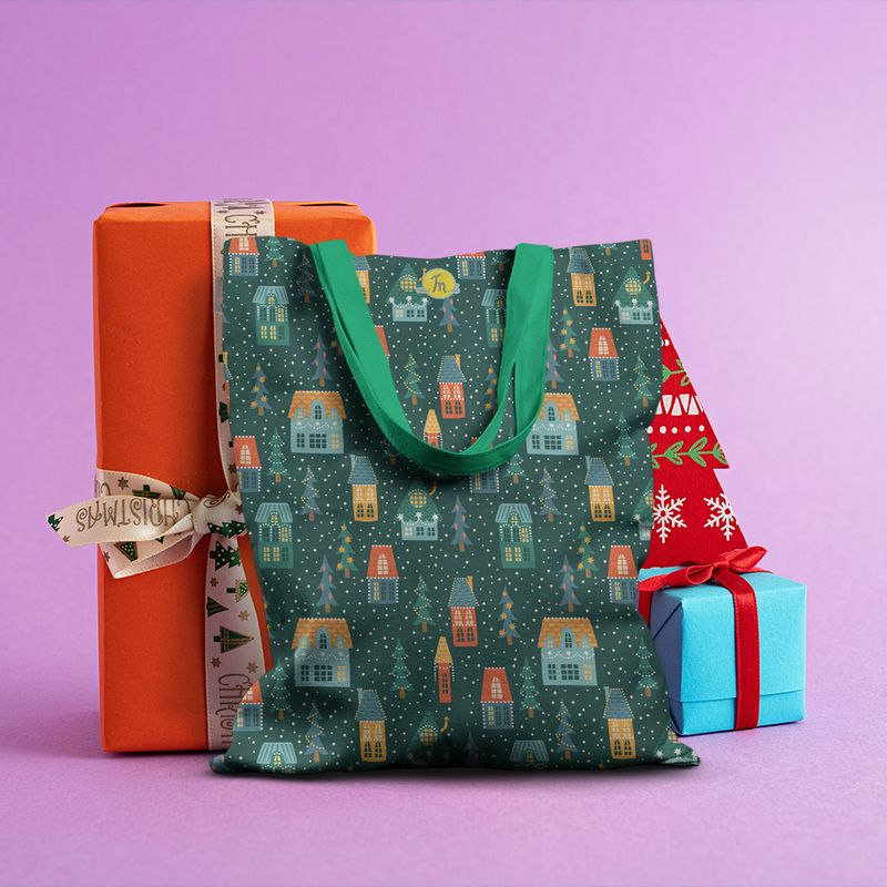 Fashion, accesorii si bijuterii - Femei - Accesorii femei - Genti si rucsacuri femei - Geanta Handmade Tote Basic, Ninge in Cartier de Craciun, Multicolor, 43x37 cm - Infinity.ro