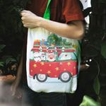 Fashion, accesorii si bijuterii - Femei - Accesorii femei - Genti si rucsacuri femei - Geanta Handmade Tote Liner cu Captuseala, Mos Craciun in VW Bus, Multicolor, 43 x 37 cm - Infinity.ro