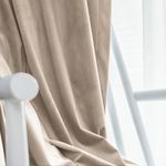Casa si Gradina - Textile si covoare - Perdele si draperii - Draperii - Set draperie din catifea blackout cu rejansa transparenta cu ate pentru galerie, Madison, 150x270 cm, densitate 700 g ml, Beaver, 2 buc - Infinity.ro