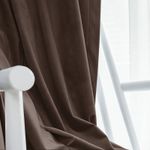 Casa si Gradina - Textile si covoare - Perdele si draperii - Draperii - Set draperie din catifea blackout cu rejansa transparenta cu ate pentru galerie, Madison, 250x230 cm, densitate 700 g ml, English Walnut, 2 buc - Infinity.ro