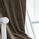 Casa si Gradina - Textile si covoare - Perdele si draperii - Draperii - Draperie din catifea blackout cu rejansa transparenta cu ate pentru galerie, Madison, 150x225 cm, densitate 700 g ml, Taupe, 1 buc - Infinity.ro