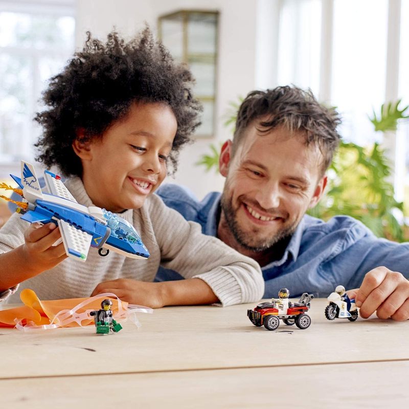 Jucarii, Copii si Bebe - Jucarii si jocuri - Seturi de constructie si cuburi - Seturi de constructie - LEGO City arest cu parasutisti al politiei aeriene 60208 - Infinity.ro
