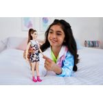 Jucarii, Copii si Bebe - Jucarii si jocuri - Papusi si accesorii - Papusi - Papusa Barbie Fashionistas satena cu rochie cu imprimeu floral - Infinity.ro