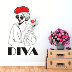 Casa si Gradina - Decoratiuni - Stickere decorative - Sticker decorativ pentru salon de infrumusetare, perete, Diva cu buze rosii, basca si pahar de vin, negru-rosu, 57 x 93 - Infinity.ro