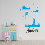 Casa si Gradina - Decoratiuni - Stickere decorative - Sticker personalizabil cu numele copilului, Priti Global, baiat cu zmeu, in natura, pentru camera copilului, Negru/Albastru, 57 x 83 - Infinity.ro