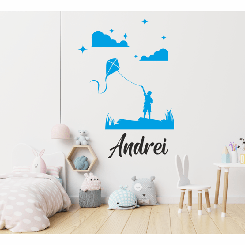 Casa si Gradina - Decoratiuni - Stickere decorative - Sticker personalizabil cu numele copilului, Priti Global, baiat cu zmeu, in natura, pentru camera copilului, Negru/Albastru, 57 x 83 - Infinity.ro