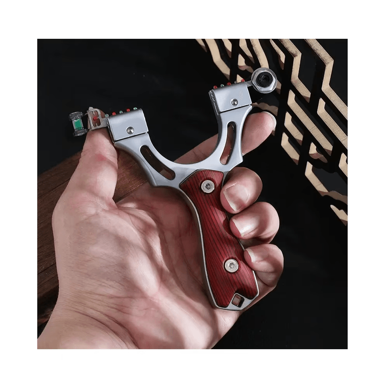 Sport si Outdoor - Sporturi de contact - Produse autoaparare - Set prastie cu laser IdeallStore®, Sling Queen, metalic, 11.5 cm, cu boloboc, maner lemn, maro si 220 bile - Infinity.ro