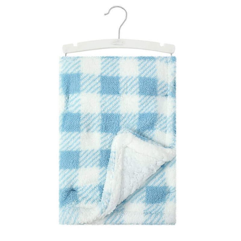 Casa si Gradina - Textile si covoare - Paturi si cuverturi - Paturici copii - Paturica pufoasa pentru bebelusi 76 x 102 cm - model carouri bleu - Infinity.ro