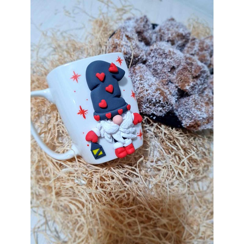 Casa si Gradina - Bucatarie si vesela - Cani si pahare - Cani si cesti - Cana de Craciun Fimo "Gnom cu felinar" modelat manual cu lut polimeric - Infinity.ro