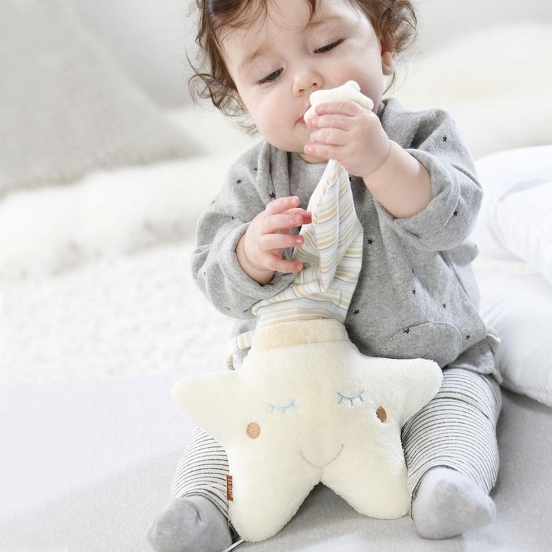 Jucarii, Copii si Bebe - Jucarii si jocuri - Jucarii bebelusi - Jucarii pentru carucioare si patut - Jucari muzicala - Steluta somnoroasa - Infinity.ro