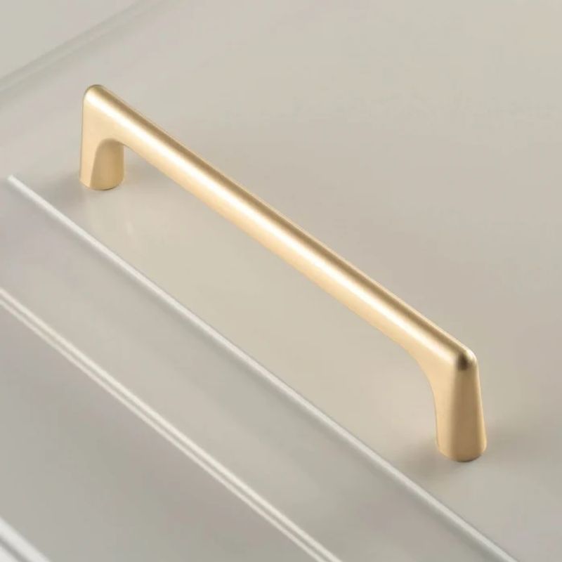 Casa si Gradina - Mobilier - Feronerie si accesorii mobila - Maner mobilier Alpay auriu , lungimea intre gauri 128 mm , lungimea totala 139 mm - Infinity.ro