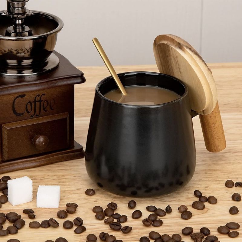 Casa si Gradina - Bucatarie si vesela - Cani si pahare - Cani si cesti - Set 2 cani cafea/ceai si lingurita,Quasar & Co.®,cu capac si maner bambus,lingurita inox,ceramica,350ml,roz pudrat/negru - Infinity.ro