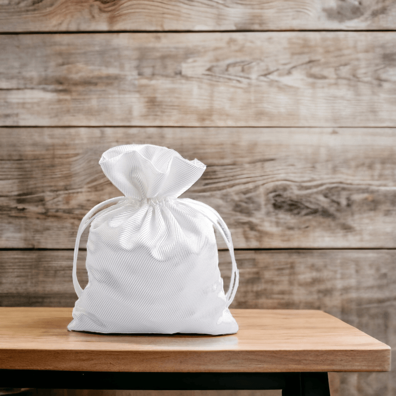 Market - Cadouri - Pungi cadou si accesorii - Saculet din satin pentru cadouri Crisalida, 13 x 18 cm, Alb - Infinity.ro