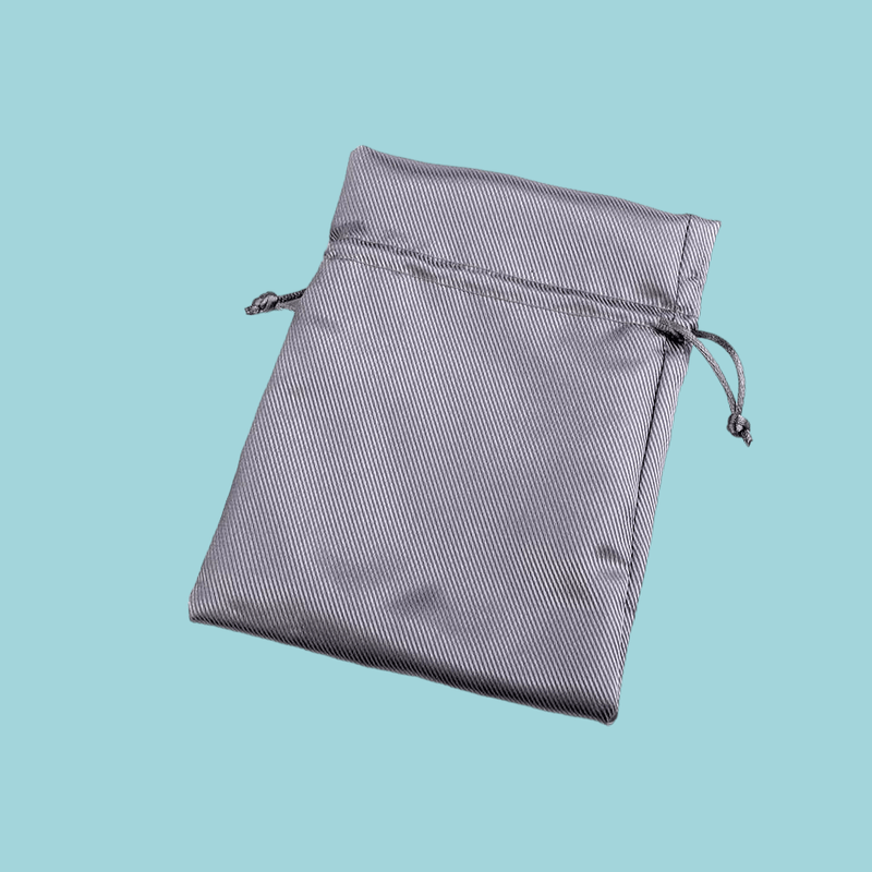 Market - Cadouri - Pungi cadou si accesorii - Saculet din satin pentru cadouri Crisalida,13 x 18 cm, Argintiu - Infinity.ro