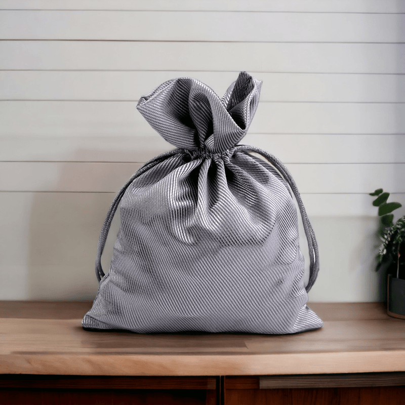 Market - Cadouri - Pungi cadou si accesorii - Saculet din satin pentru cadouri Crisalida,13 x 18 cm, Argintiu - Infinity.ro