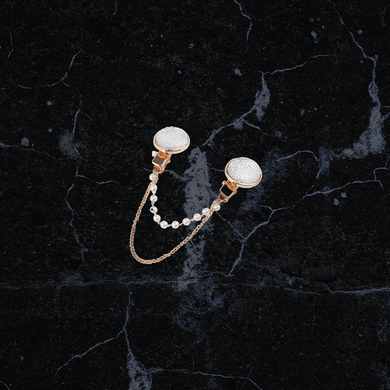 Fashion, accesorii si bijuterii - Femei - Bijuterii femei - Brose femei - Brosa decorativa cardigan cu lant si strasuri Crisalida, 16 cm Golden - Infinity.ro