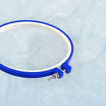 Casa si Gradina - Decoratiuni - DIY - Articole mercerie - Gherghef rotund pentru broderie din plastic, diametru 15.5 cm, Albastru - Infinity.ro