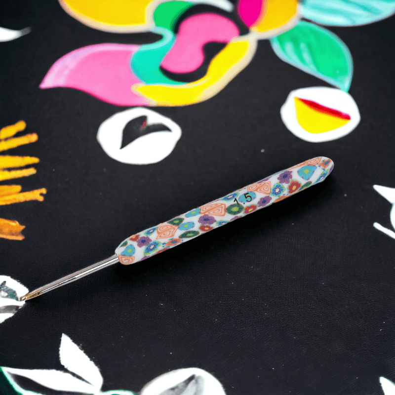 Casa si Gradina - Decoratiuni - DIY - Articole mercerie - Croset cu maner din silicon si varf auriu, marime 1.5 mm, Alb - Infinity.ro