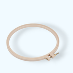 Casa si Gradina - Decoratiuni - DIY - Articole mercerie - Gherghef rotund din plastic pentru broderie, diametru 18.5 cm, Bej - Infinity.ro