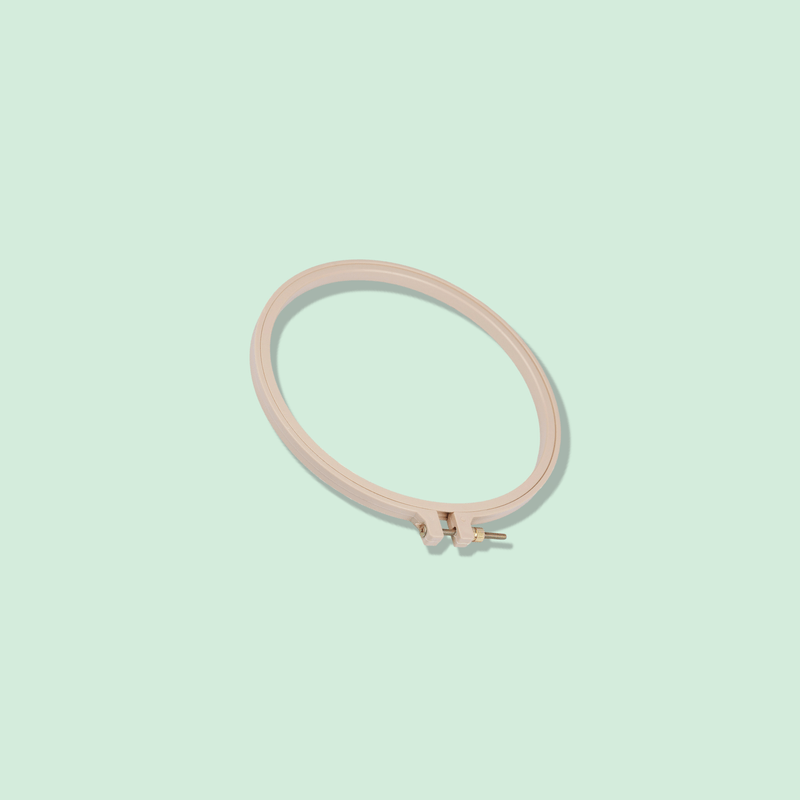 Casa si Gradina - Decoratiuni - DIY - Articole mercerie - Gherghef rotund din plastic pentru broderie, diametru 18.5 cm, Bej - Infinity.ro