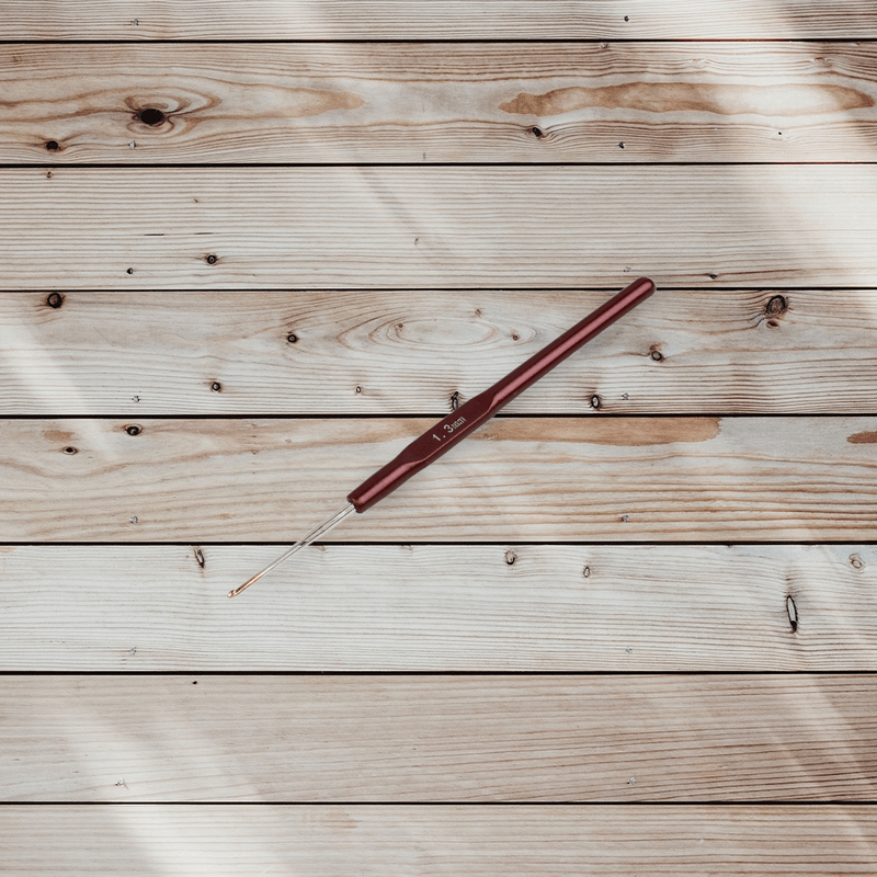 Casa si Gradina - Decoratiuni - DIY - Articole mercerie - Croset cu varf aurit si maner din plastic Crisalida, dimensiune 1.3 mm, Maro - Infinity.ro