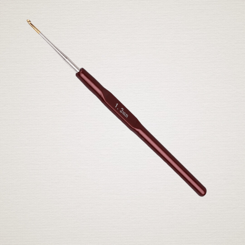 Casa si Gradina - Decoratiuni - DIY - Articole mercerie - Croset cu varf aurit si maner din plastic Crisalida, dimensiune 1.3 mm, Maro - Infinity.ro