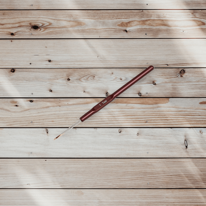 Casa si Gradina - Decoratiuni - DIY - Articole mercerie - Croset cu varf aurit si maner din plastic Crisalida, dimensiune 1.7 mm, Maro - Infinity.ro