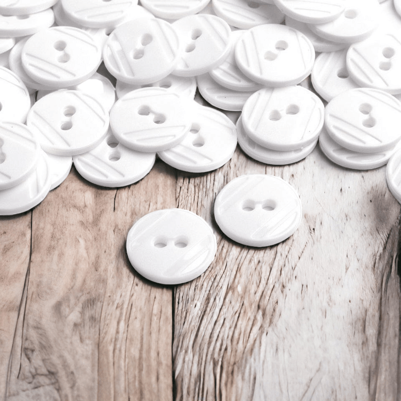 Casa si Gradina - Decoratiuni - DIY - Articole mercerie - Set 25 nasturi plastic cu 2 gauri, diametru 15.2 mm, marimea 24" Albi - Infinity.ro