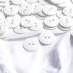 Casa si Gradina - Decoratiuni - DIY - Articole mercerie - Set 25 nasturi plastic cu 2 gauri, diametru 15.2 mm, marimea 24" Albi - Infinity.ro