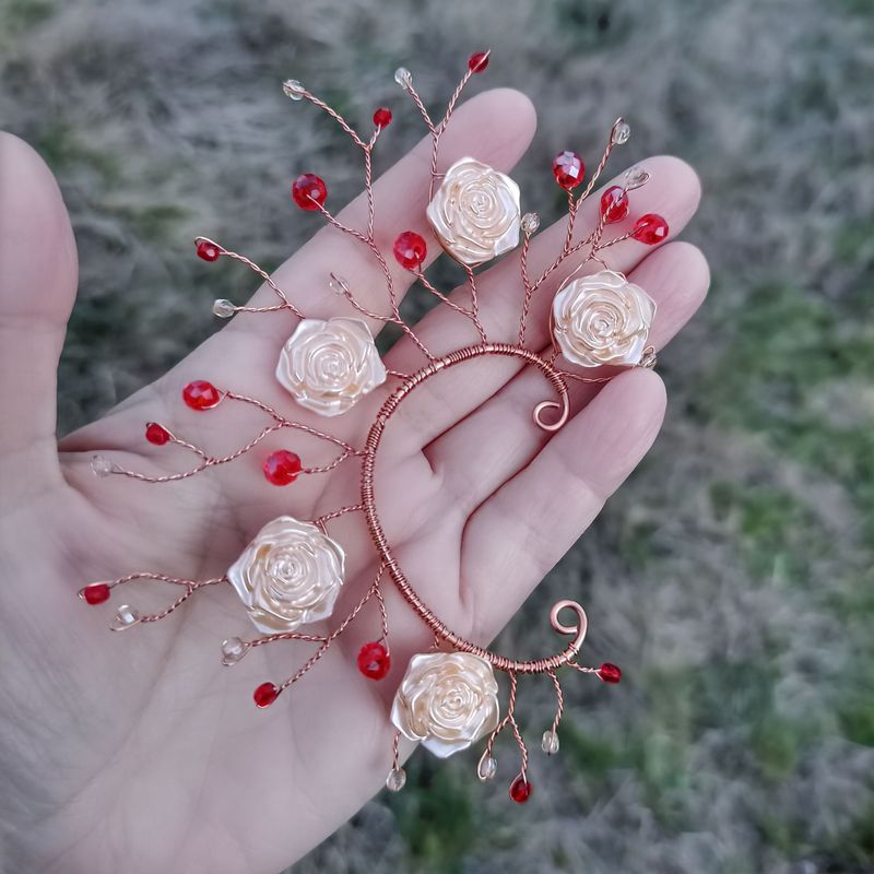 Fashion, accesorii si bijuterii - Femei - Bijuterii femei - Cercei femei - Cercel ear wrap cu flori pastelate, marime unica, handmade - Infinity.ro