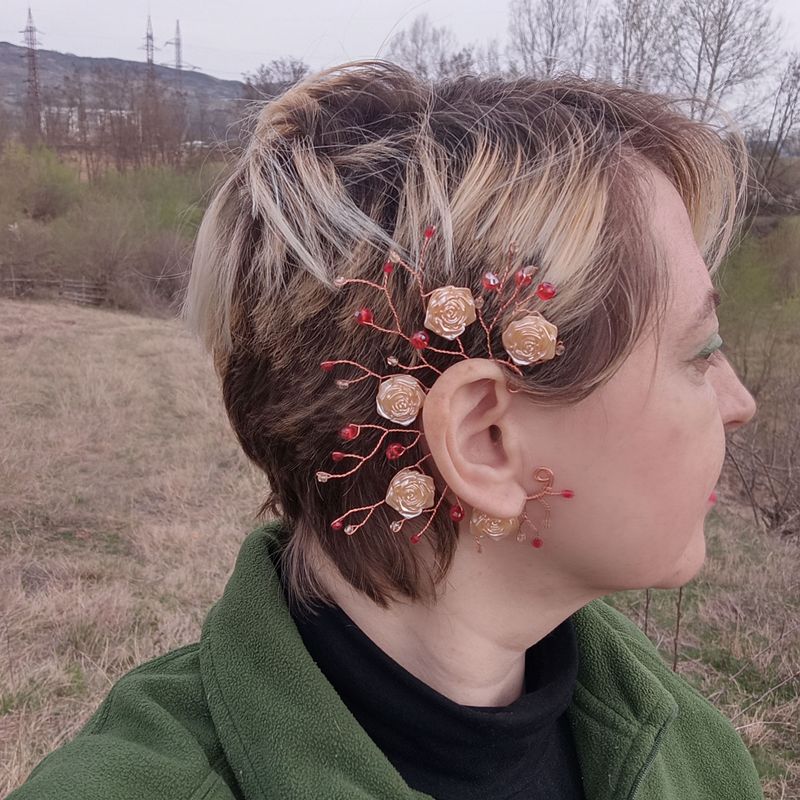 Fashion, accesorii si bijuterii - Femei - Bijuterii femei - Cercei femei - Cercel ear wrap cu flori pastelate, marime unica, handmade - Infinity.ro