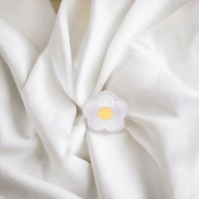 Casa si Gradina - Decoratiuni - DIY - Articole mercerie - Aplicatie termoadeziva brodata 30 mm floare Alb - Infinity.ro